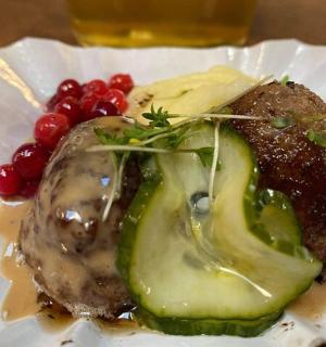 桌上有一盘有肉和蔬菜的食物