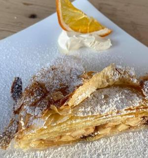 盘子里的一块食物和一片橙子