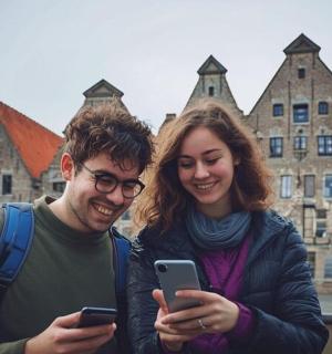 一名男子和一名女子正在看手机