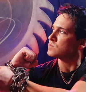 muž s řetězem kolem paží