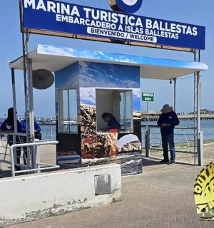 一名男子站在码头上的售货亭旁边