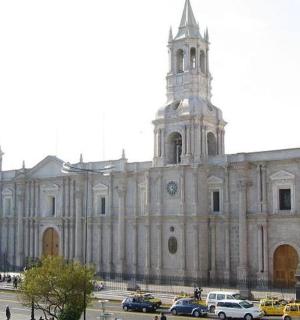 一座大楼,前面停满了汽车