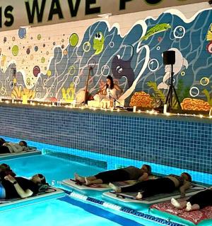 一群人在游泳池里做瑜伽