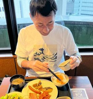 一位女士正在餐桌上准备食物