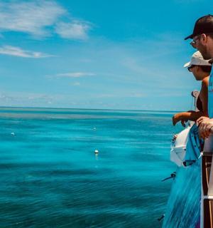 两个男人站在船上望着大海