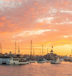 日落时分，一群船停靠在港口