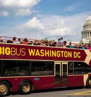 dvoupatrový autobus před budovou Kapitolu