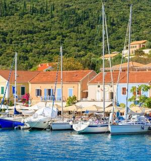 Skupina lodí zakotvených v přístavu s domy