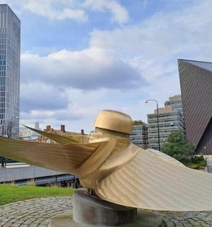 城市里的一座鸟雕像