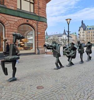 eine Gruppe von Statuen von Menschen auf einer Stadtstraße