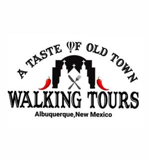 cedule s nápisem „W pěší výlety“ a logem