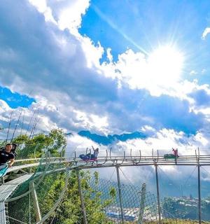 一群人在游乐园里坐过山车