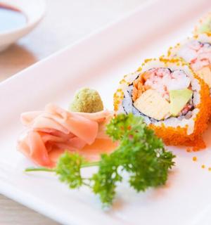 桌上放着寿司的白色盘子
