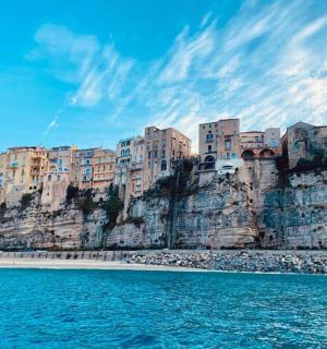 一组位于水边悬崖上的建筑