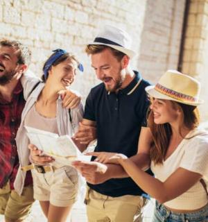 un grup de persones caminant per un carrer