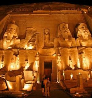 夜晚的哈索尔神庙古代遗址