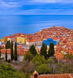 město na kopci uprostřed vody