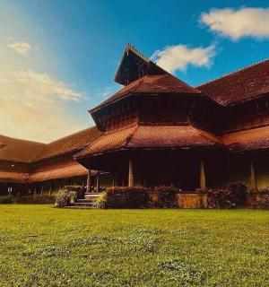 一座大楼，前面有一片草地