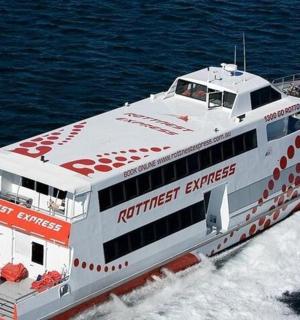 červenobílá loď ve vodě