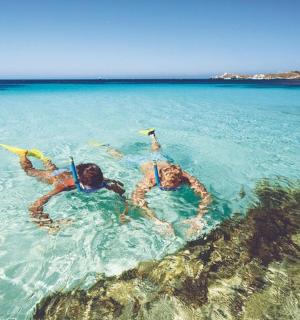 osoba ležící ve vodě v oceánu