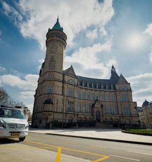 dodávka zaparkovaná před velkou budovou