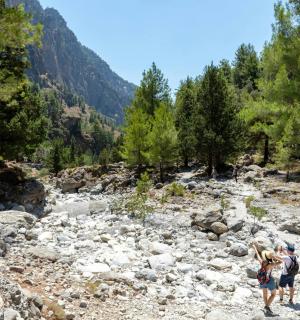 一男一女站在岩石河边