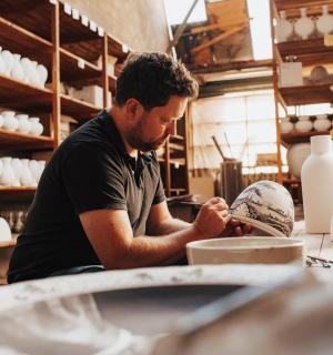一名男子正在陶艺作坊工作