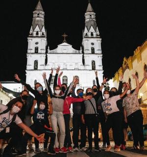 一群人站在一栋建筑物前