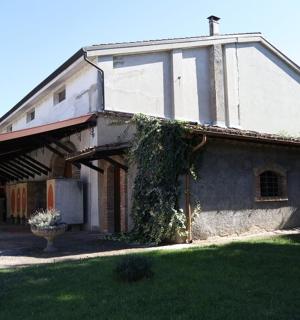 一座顶部有十字架的老建筑