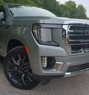 stříbrný nákladní vůz zaparkovaný na kraji silnice