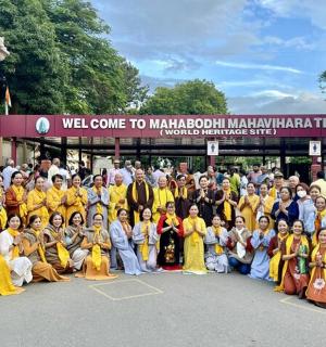 一群人在建筑物前摆姿势拍照