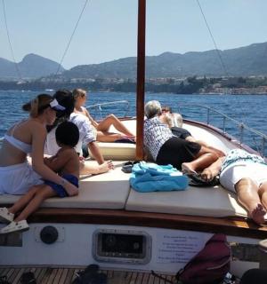 一群人在水中的船上