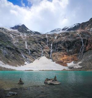 一座有水和瀑布的山