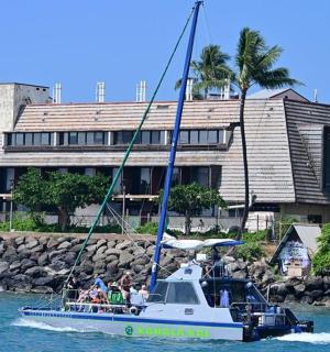 loď ve vodě před domem