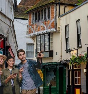 一群人站在街上看着手机