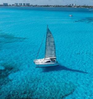 大海中的一艘帆船