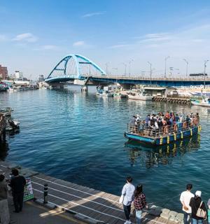 一群人在水中的船上