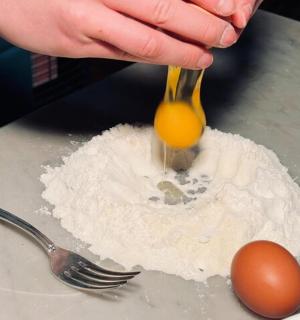 一个人正在用勺子搅拌鸡蛋