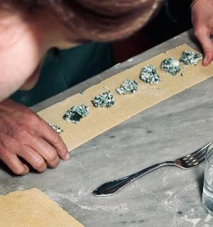 Muž peče sušenky na stole lžící