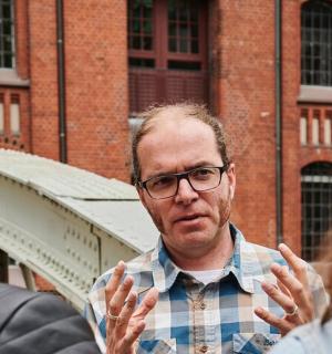 a man standing between two men in front of a building