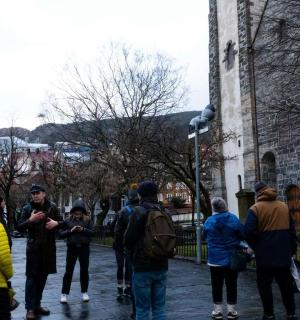 一群人站在一栋建筑物前