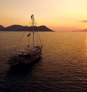 a boat in the water with the sunset in the background