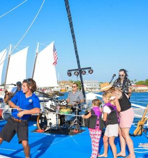 eine Gruppe von Menschen steht auf einem Segelboot