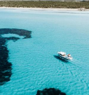 水中船上一个人的影子