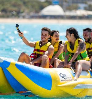 一群人坐在水中的木筏上