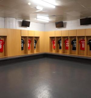 更衣室里堆满了球衣