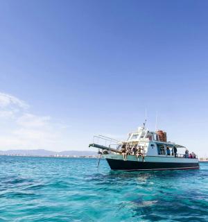 水中央的一艘船