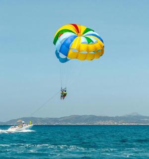 一个人乘船在水面上放风筝