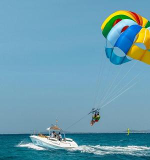 一只风筝在海上的一艘船上空飞翔