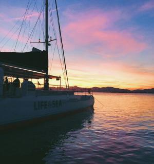 日落时分停在水中的船